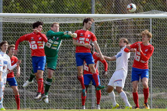 Höganäs  målvakt Johan Johnsson boxar ut bollen