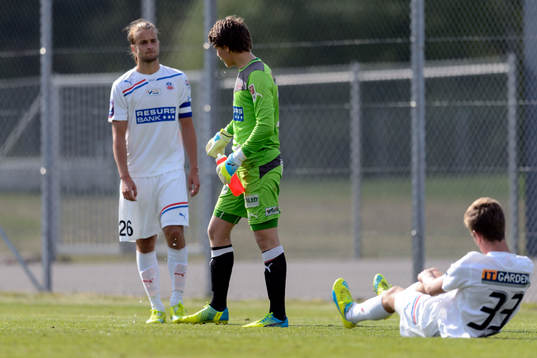 Helsingborgs Jonathan Olsson, målvakt Kalle Joelsson och