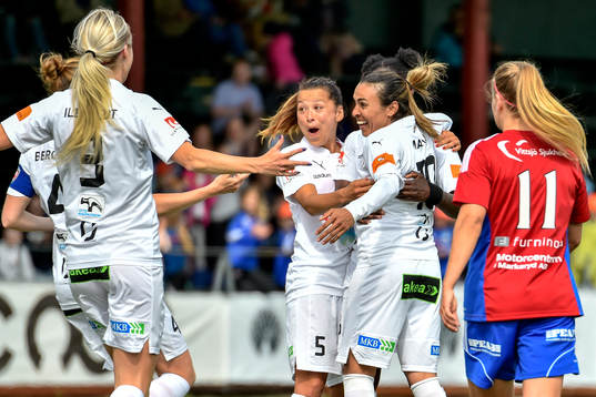 Rosengårds Alexandra Riley och Marta Viera Da Silva jublar