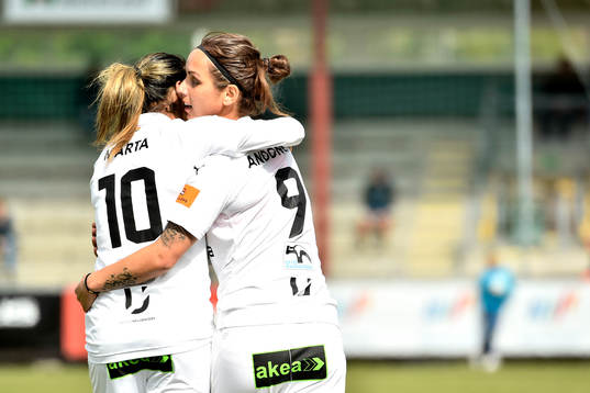 Rosengårds Marta Viera Da Silva och Nataša Andonova jublar