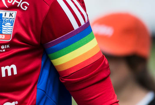 Vittsjös lagkapten Johanna Andersson med regnbågsbindeln