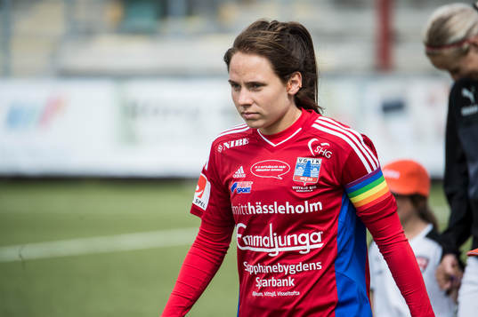 Vittsjös lagkapten Johanna Andersson med regnbågsbindeln
