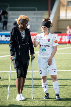 Rosengårds Gaëlle Enganamouit på kryckor och Ella Masar