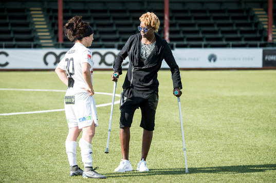 Rosengårds Gaëlle Enganamouit på kryckor och Ella Masar