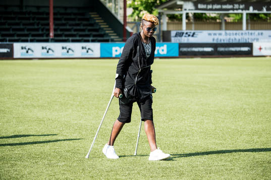 Rosengårds Gaëlle Enganamouit på kryckor