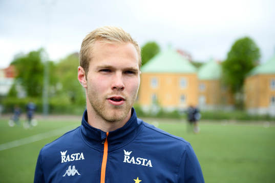 IFK Göteborgs Gustav Engvall blir intervjuad