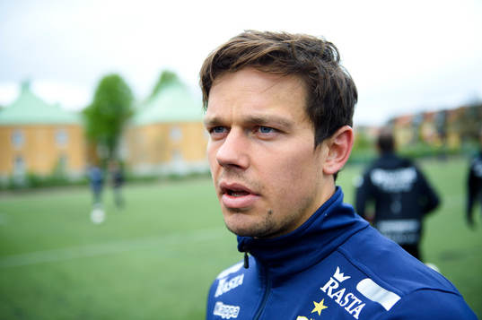 IFK Göteborgs Mads Albeck blir intervjuad