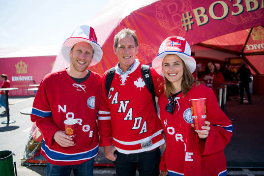 Norska och Kanadensiska supportrar i Fanzone