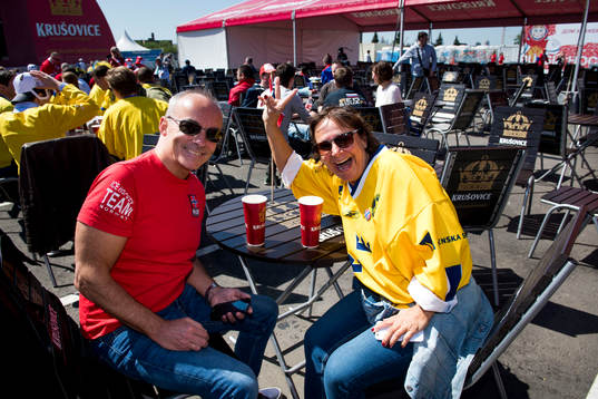 En norsk och en svensk supportrar i Fanzone