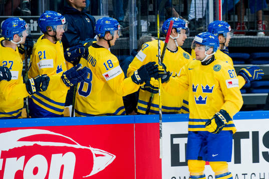 Sveriges Robert Rosen jublar med bänken