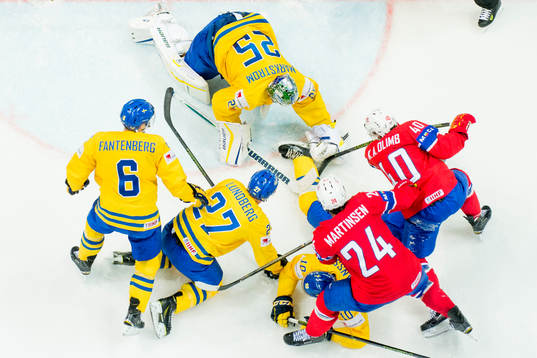 Sveriges Johan Fransson (liggande) har pucken