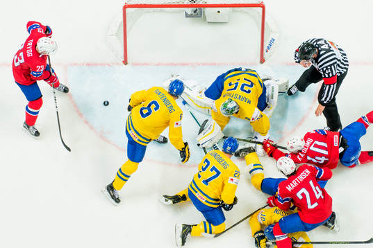 Norges Mats Trygg får pucken från Ken Andre Olimb till
