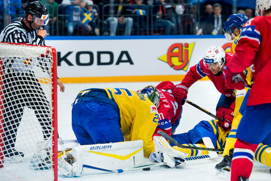 Sveriges målvakt Jacob Markström och Martin Lundberg
