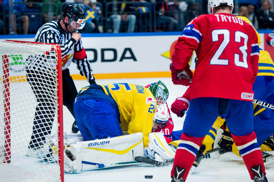 Sveriges målvakt Jacob Markström försöker hålla pucken