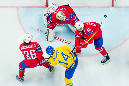 Sveriges Gustav Nyquist gör 0-1 bakom Norges målvakt Lars