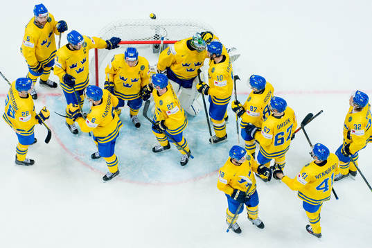 Sveriges spelare tackar målvakt Jacob Markström