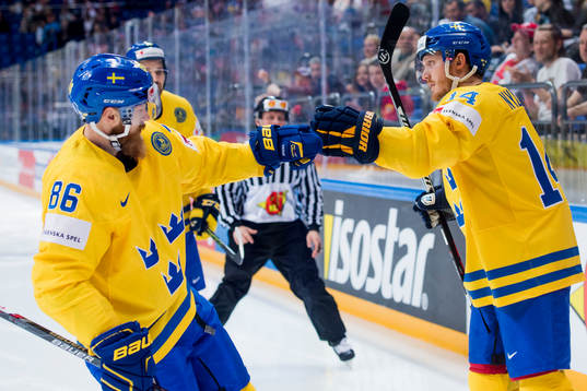 Sveriges Gustav Nyquist (th) jublar med Linus Klasen