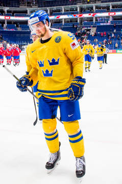 Sveriges Erik Gustafsson lämlar isen