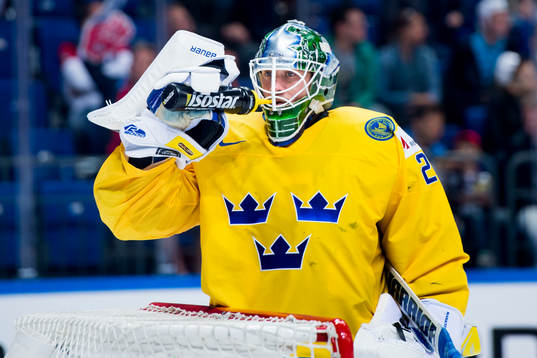 Sveriges målvakt Jacob Markström dricker vatten