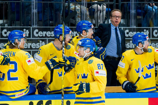 Sveriges förbundskapten Pär Mårts på bänken