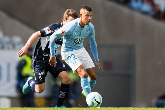 4 Malmö FFs Tobias Sana jagas av Gefles Simon Skrabb