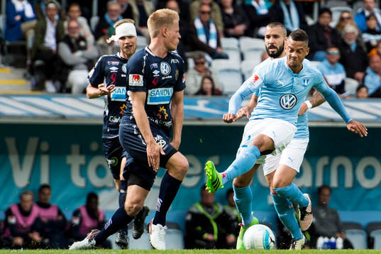4 Malmö FFs Tobias Sana testar skott