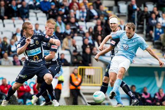 4 Malmö FFs Magnus Wolff Eikrem testar skott och Gefles