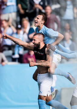 4 Malmö FFs Guillermo Molins jublar ihop med Magnus Wolff