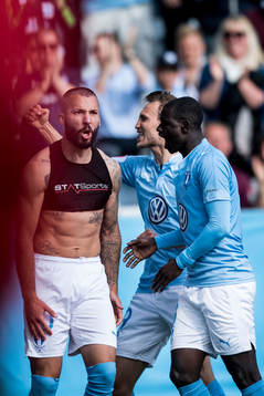 4 Malmö FFs Guillermo Molins (tv) jublar ihop med Magnus