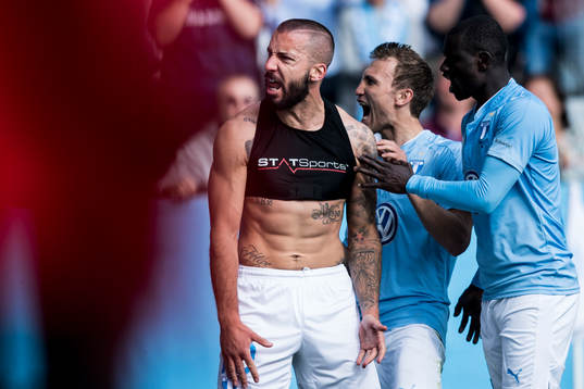 4 Malmö FFs Guillermo Molins (tv) jublar ihop med Magnus
