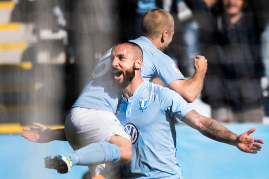 4 Malmö FFs Guillermo Molins jublar bärandes på Anton