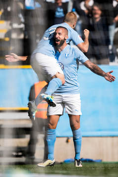 4 Malmö FFs Guillermo Molins jublar bärandes på Anton