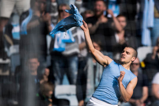 4 Malmö FFs Vladimir Rodic kastar av sig tröjan och jublar