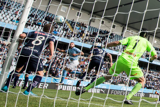 4 Malmö FFs Guillermo Molins nickar in 1-0 målet bakom