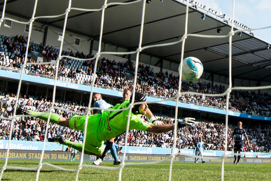 4 Malmö FFs Guillermo Molins klackar in 2-0 målet bakom