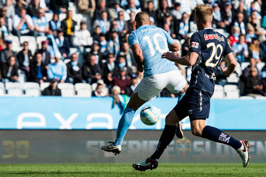 4 Malmö FFs Guillermo Molins klackar in 2-0 målet bredvid