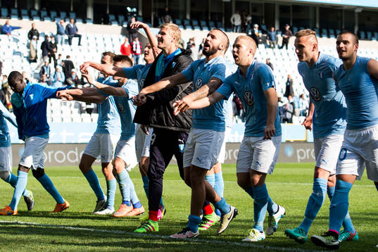 4 Malmö FFs spelare med Guillermo Molins (m) jublar mot