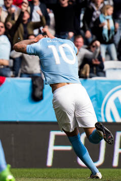 4 Malmö FFs Guillermo Molins drar av sig tröjan när han