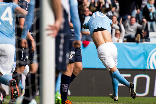 4 Malmö FFs Guillermo Molins drar av sig tröjan när han