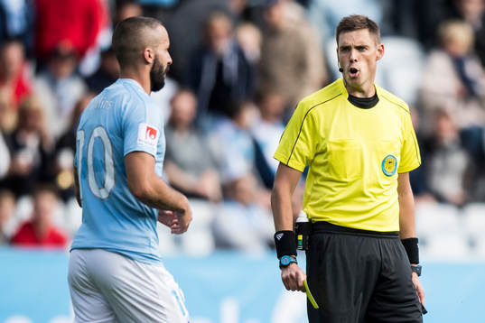 4 Malmö FFs Guillermo Molins och domare Magnus Lindgren