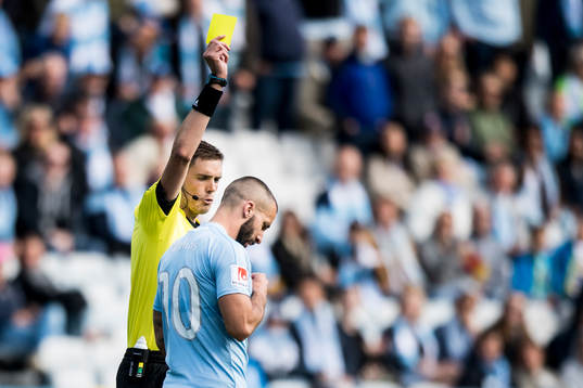 4 Domare Magnus Lindgren ger Malmö FFs Guillermo Molins