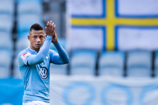 4 Malmö FFs Tobias Sana tackar publiken när han byts ut