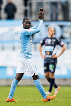 4 Malmö FFs Enock Kofi Adu  tackar publiken när han byts