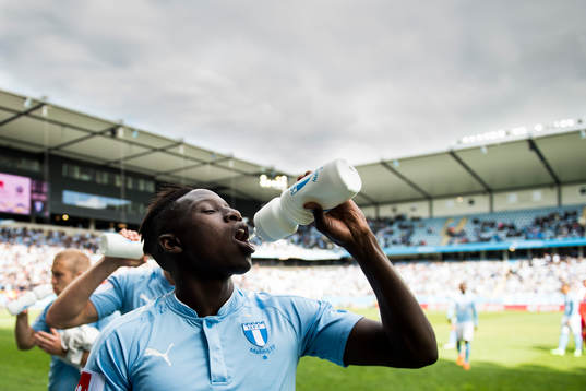 4 Malmö FFs Pa Konate dricker vatten