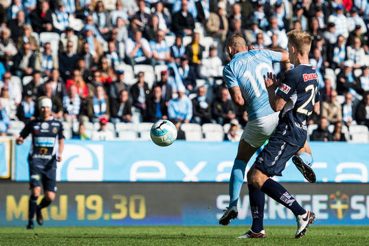 4 Malmö FFs Guillermo Molins klackar in 2-0 målet bredvid