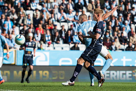 4 Malmö FFs Guillermo Molins klackar in 2-0 målet bredvid