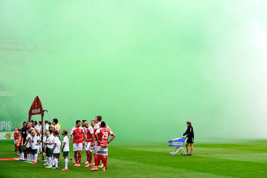 Hammarbys fansen bränner bengaler