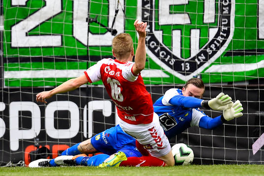 Kalmars David Elm och Hammarbys målvakt Ögmundur