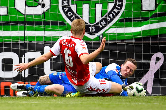 Kalmars David Elm och Hammarbys målvakt Ögmundur