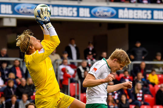 Kalmars målvakt Ole Söderberg och Hammarbys Lars Saetra